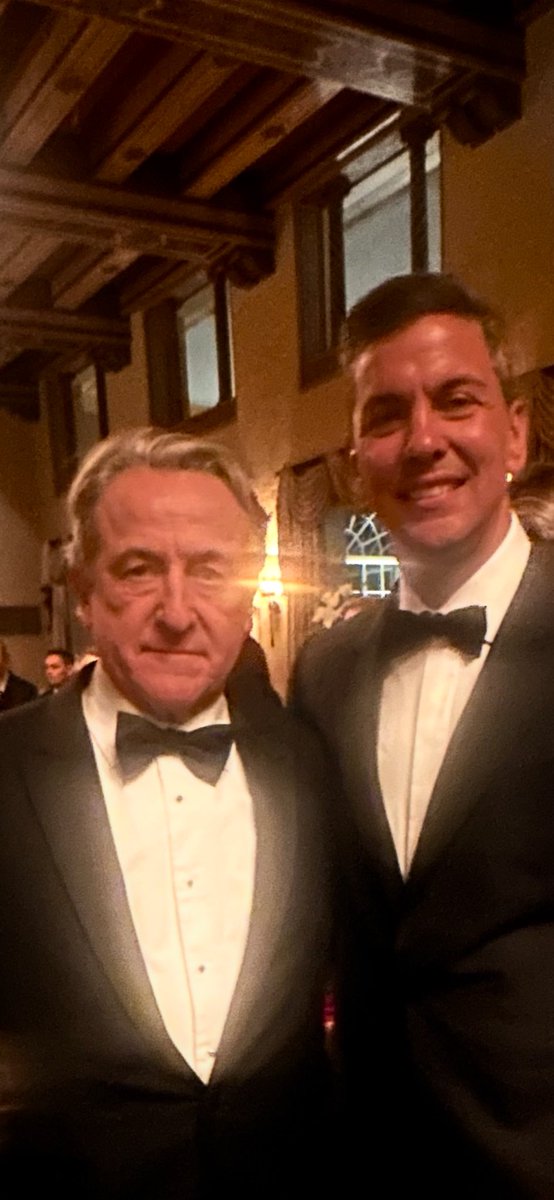 Un grandísimo aplauso de todos los asistentes en pie ha recibido al
presidente de Paraguay, Santiago Peña, para dar el discurso final en el Foro de Seguridad del Hemisferio Occidental. Paraguay es un país que ha dado incontables lecciones de dignidad al mundo. Ahora con Santiago