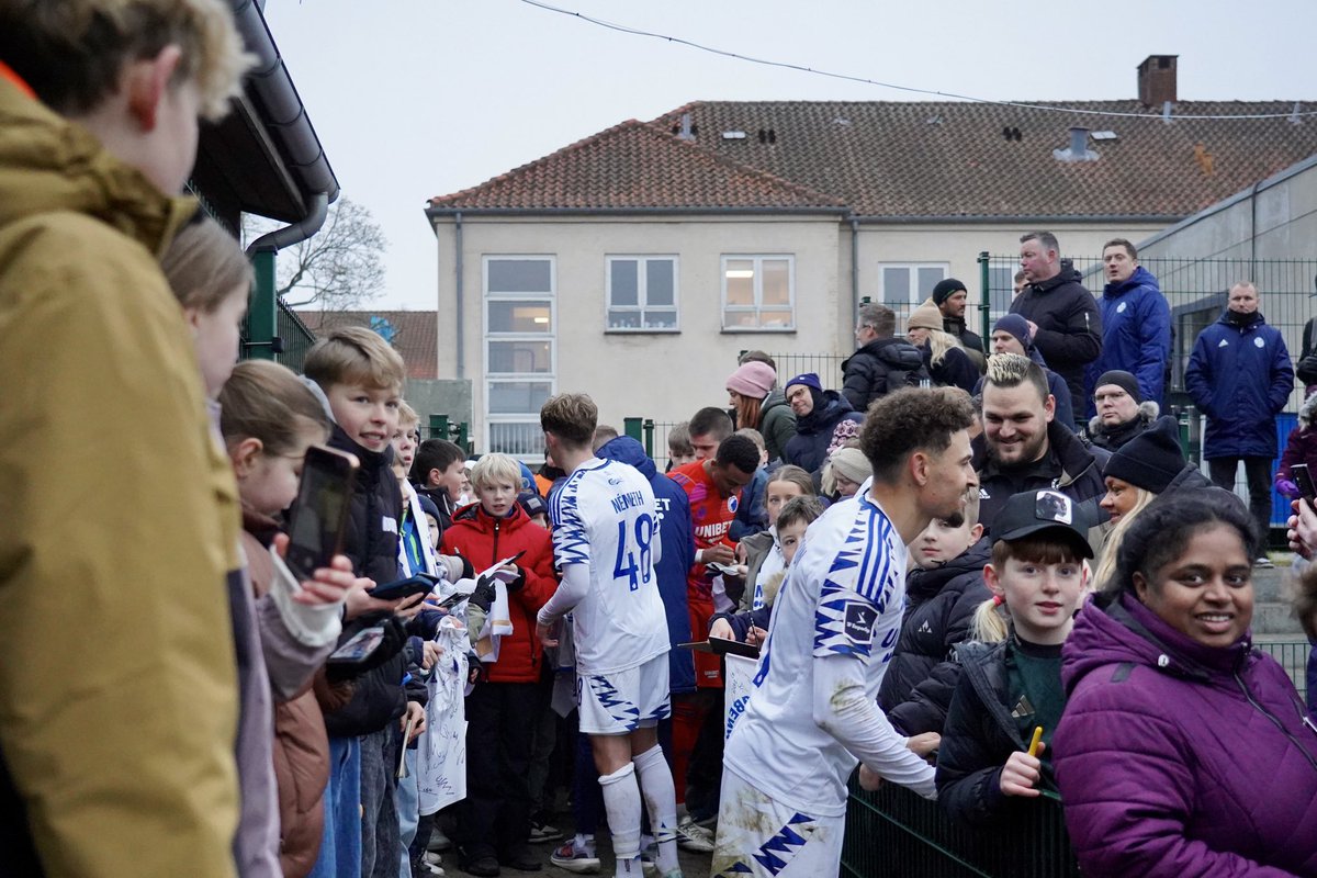 MANGE OVERVÆREDE TRÆNINGSSEJR

Ca. 500 tilskuere – store som små – så lørdag F.C. København besejre Lyngby med 3-0, i en velspillet træningskamp, hvor løverne skiftede næsten alle 11 i pausen.
Efter kampen var der rift om selfies og autografer ved Nummer 10.

Fotos: Copenhagen