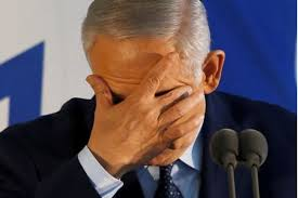 استمعت لخطاب نتانياهو مباشرة باللغة العبرية، لذا أسجل الملاحظات التالية:
أولاً: جرت العادة أن يخرج بعد كل حرب رئيس الوزراء وعن يمينه وزير الحرب، وعن يساره رئيس الأركان، هذه المرة، خرج نتانياهو وحيداً خجولاً، وهذا دليل خلاف وفشل وانكسار.
ثانياً: ادعى نتانياهو أنه حقق أهداف الحرب،