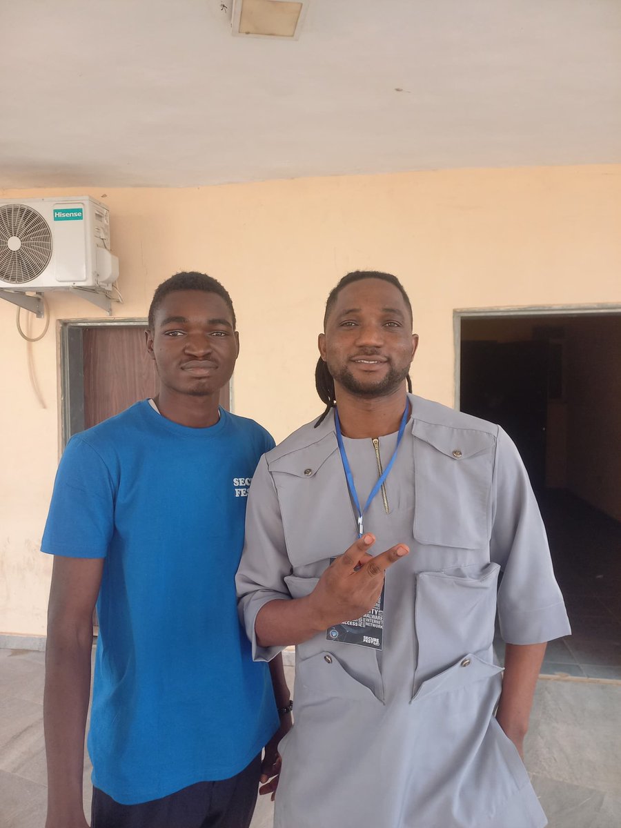 Femzy79858053's tweet photo. It was a great honour to meet with @infinitypaul He delivers a very insightful speech to raise hopes in this Cybersecurity space. Thank you so much sir https://t.co/EsV83skbae