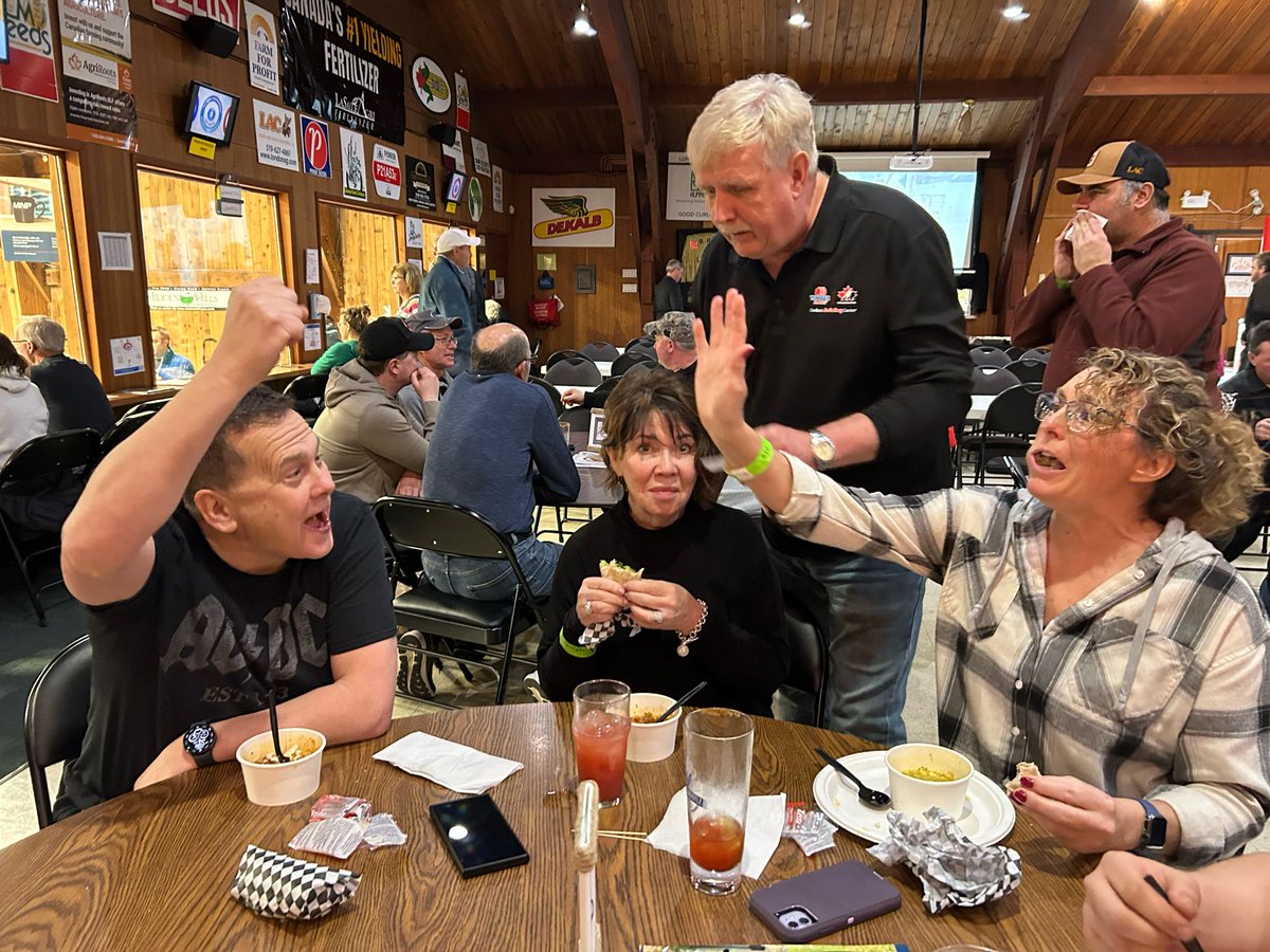 Winners of the Early Bird Entry Draw for $100 towards their bar tab - was Team Decock. You would think they won the lottery. Congratulations 🎉 Mike Decock, Tyler Gauthier (absent), Cheryl Apers, Jane Manneke. Winnings presented by Gary Vanderveen.