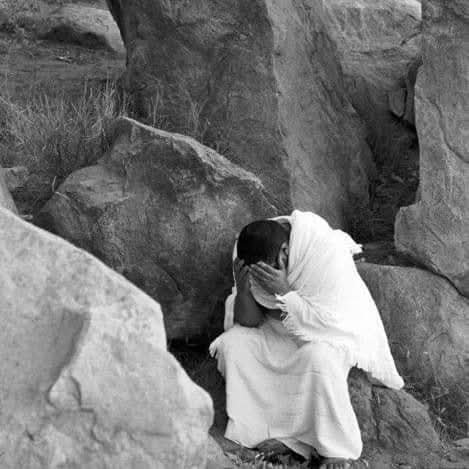 Rsaa2l's tweet photo. 《إنِّي أخافُ إن عصيتُ ربِّي عذابَ يومٍ عظيمٍ》
حدِّث بها قلبك حين يضعف في الخلوات..
حدث بها نفسك حين يغلبها هواها..
رددها حين تراودُك خواطر السّوء..!
(إِنِّي أَخَافُ)  ... رددها حين تُعرض عليك الفتن والعلاقات المحرمة
(إِنِّي أَخَافُ) ... رددها على قلبك حين تخلو بمن تعلقت بها https://t.co/LD90mtxzBW