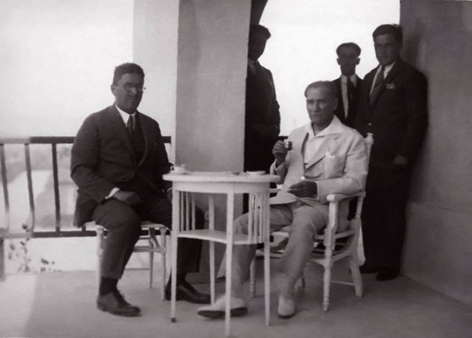 1⃣-Atatürk, 1931 yılında liselerde okutulmak üzere akılcı ve bilimsel nitelikte yeni ders kitapları hazırlatılmasını istemiştir. Kitapların İslam tarihi ile ilgili bölümlerinin yazılması işini de Türk Tarih Kurumuna, o zamanki adıyla Türk Tarihi Tetkik Cemiyetine vermiştir.