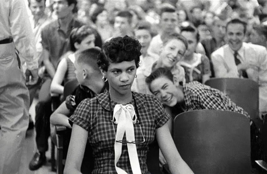 8. Dorothy Counts, la primera chica negra en asistir a una escuela para blancos en EEUU, recibiendo las burlas de sus compañeros blancos en la Harry Harding High School de Charlotte, 1957.