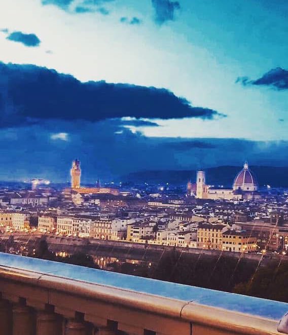 Il mio rapporto con il tempo è staro sempre conflittuale. Saper aspettare, mordere l'attimo, dire la cosa giusta al momento giusto, contemplare mentre tutto ti scorre addosso. Ci penso questa sera mentre passo al setaccio i giorni e tutto appare dannatamente limpido. ->