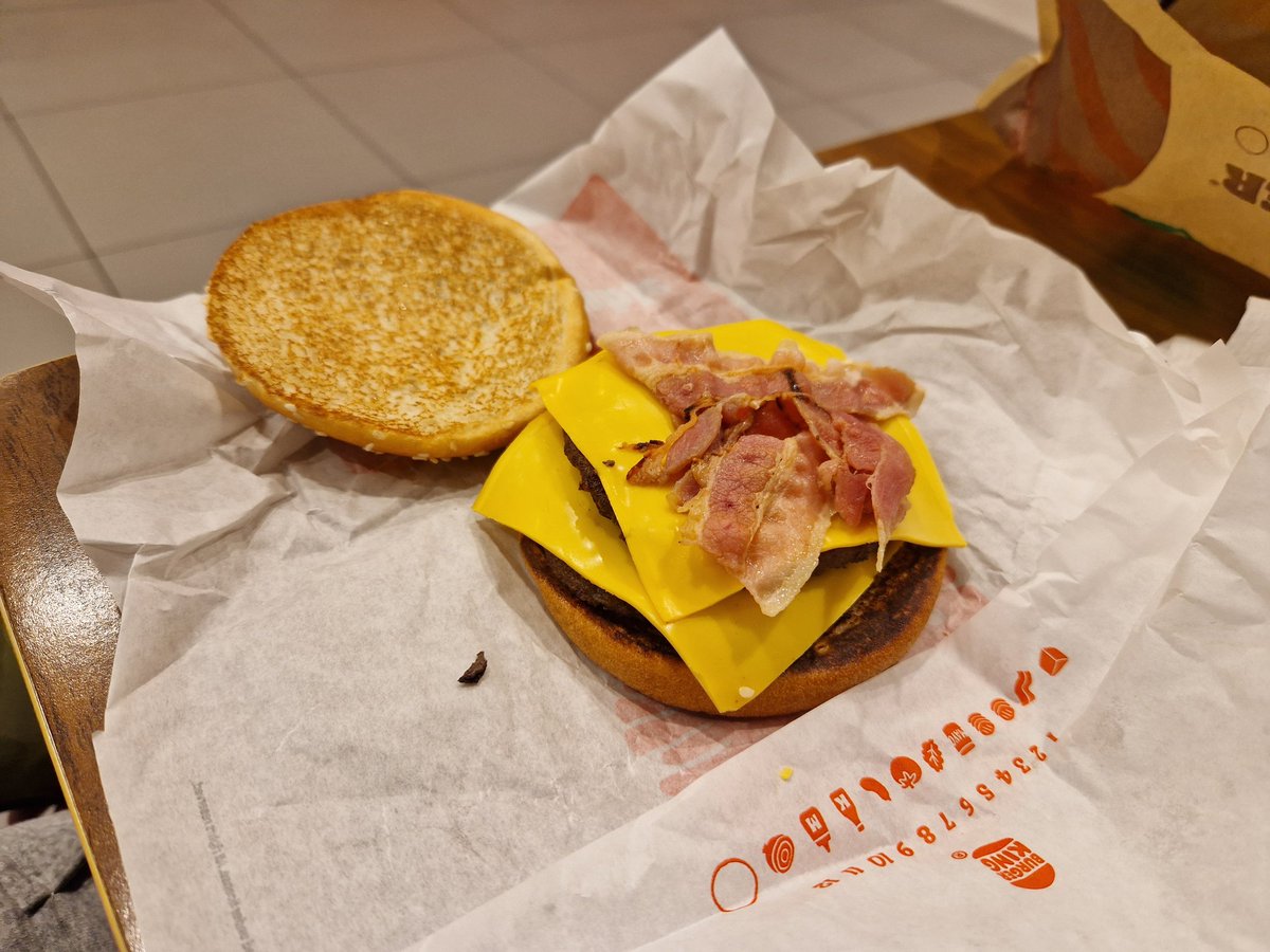 GrahamStreety's tweet photo. @BurgerKingUK - what a shambles.  £5 for this. https://t.co/4U0pyYi43f