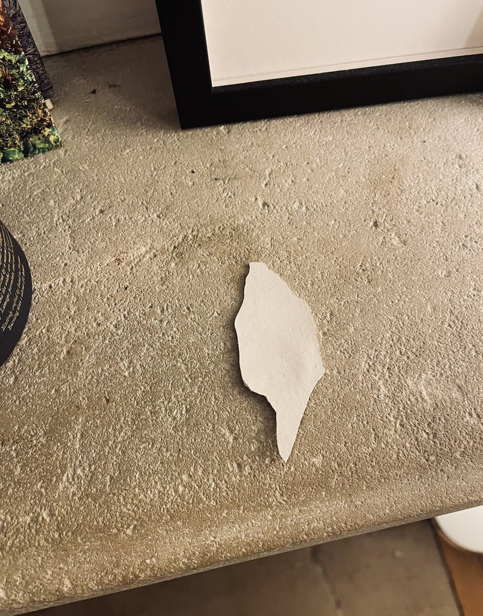 Quillot5's tweet photo. DIY先進国だわフランスと感嘆。壁の剥がれた欠片をもってったらそれをスキャンしてガチャガチャ機械で塗料を調合してドンピシャその色を即席で生成してくれるサービス。市中の普通のホームセンターでこれできるってすごいなぁ。 https://t.co/7xfbFPdWNV