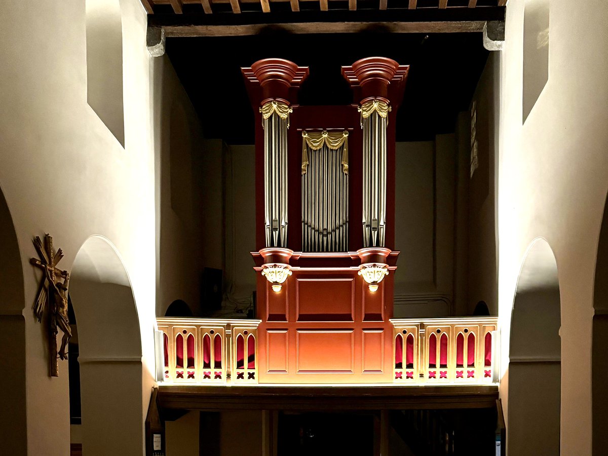 Afsnee Communal Churchyard

#nn
#Afsnee, Gent 🇧🇪 
Romanesque Church XII-XIII

Historic organ, Lovaert (1842)

#romanesque #art 
#photooftheday #photography 
#streetphotography 
#music #organ 🎹
#monument #vrtweer