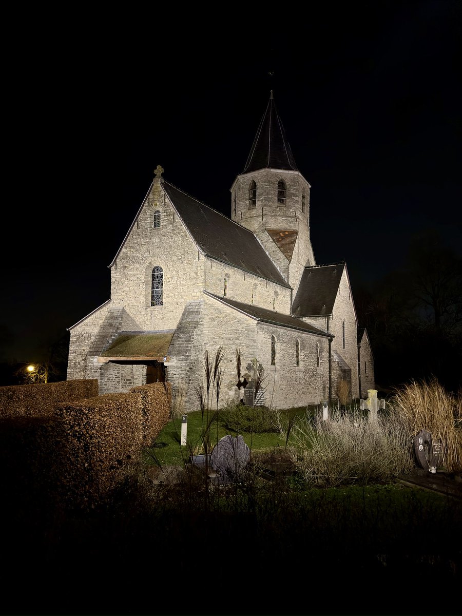 janfmVI's tweet photo. Afsnee Communal Churchyard
#nn
#Afsnee, Gent ๐ง๐ช
Romanesque Church XII-XIII
Historic organ, Lovaert (1842)
#romanesque #art
#photooftheday #photography
#streetphotography
#music #organ ๐น
#monument #vrtweer https://t.co/IAEGbBx27W