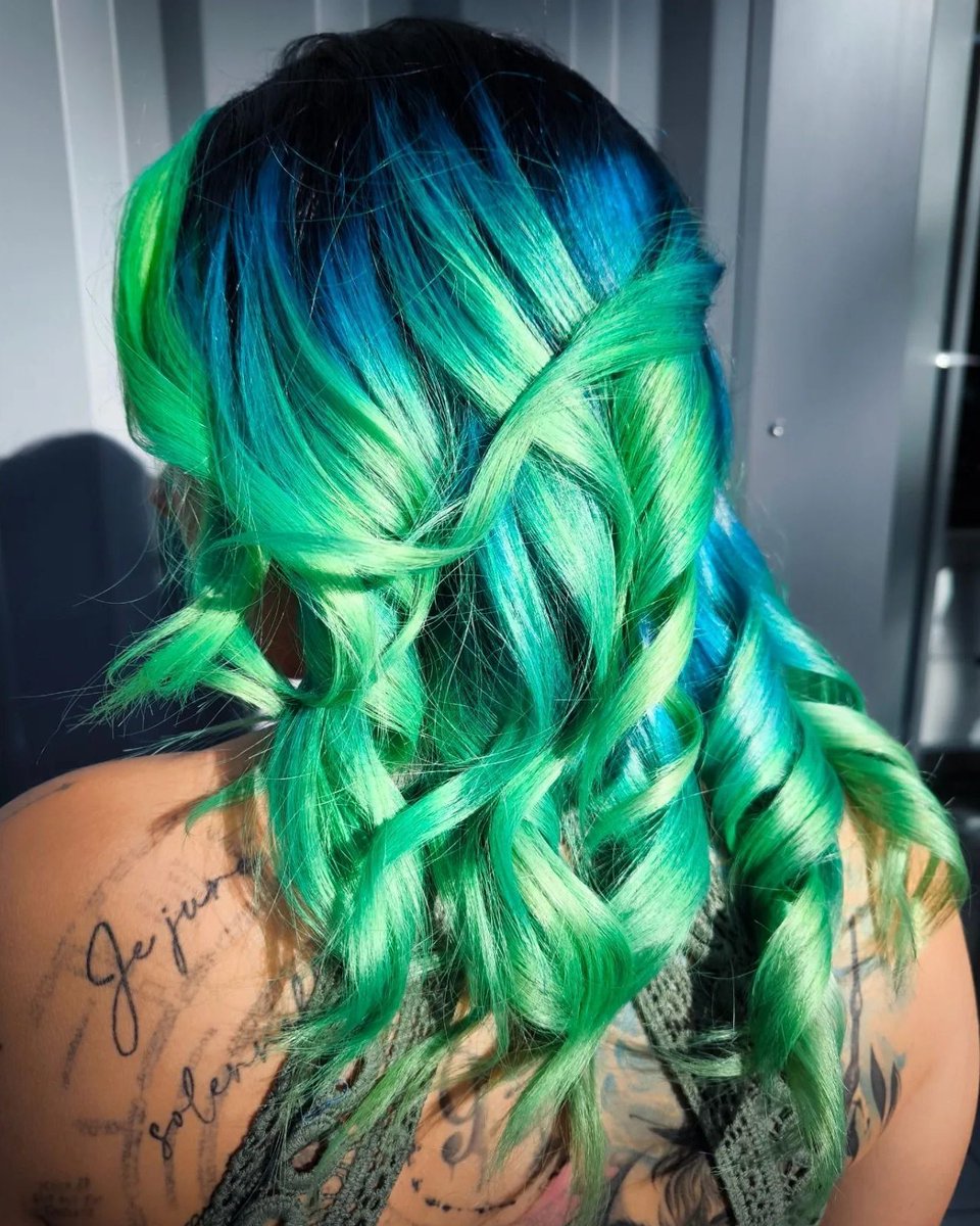 arcticfoxcolor's tweet photo. Go green or go home 💚😏🌿
https://t.co/gHQTFTP1DM
#ArcticFoxHairColor #hair #hairstyles #greenhair #splitdye #colormelt #moneypieces #AFSpaceCowgirl #AFCosmicSunshine #AFTransylvania #AFAquamarine #AFNeonMoon #AFPhantomGreen https://t.co/pvqyspDx7z