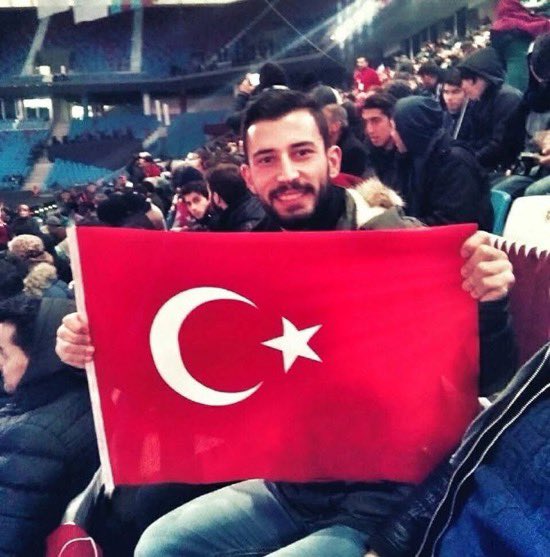 Bursa'da hastanede yatan 5 günlük bebeğine anne sütü götürürken kaza yapan 29 yaşındaki polis memuru Bilal Keskin hayatını kaybetti. Başımız sağolsun🇹🇷