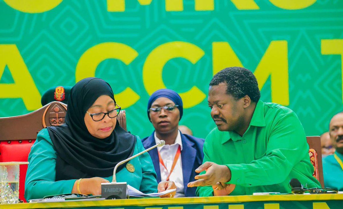 neemalugangira's tweet photo. Hongera sana Dkt @SuluhuSamia, Mwenyekiti wetu @ccm_tanzania kwa kazi kubwa unayoifanya kuimarisha Chama chetu, Chama Cha Mapinduzi #CCM. Tunajivunia sana juu yako, Profesa wa Siasa. #TunaendeleaKujifunza 

#JeshiLaMama tupo imara, tunazima zote tunawasha kijani #TukutaneSite https://t.co/iqa8HTdkMv