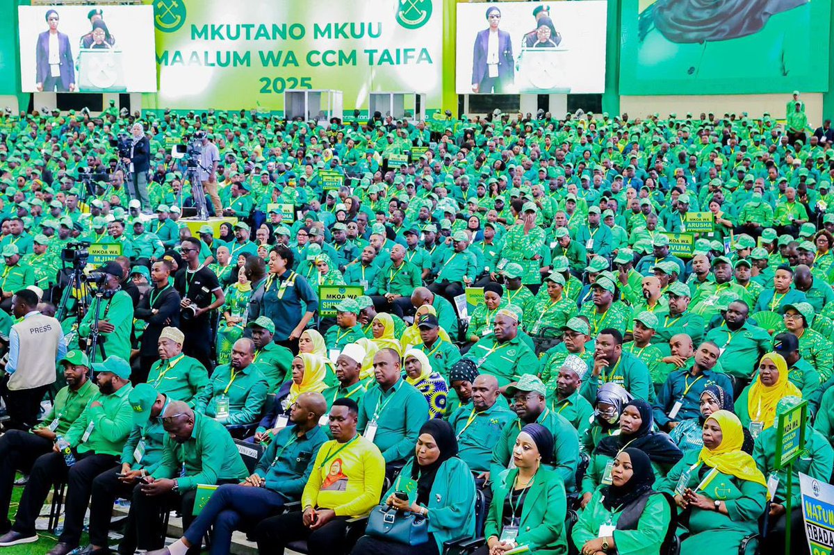 neemalugangira's tweet photo. Hongera sana Dkt @SuluhuSamia, Mwenyekiti wetu @ccm_tanzania kwa kazi kubwa unayoifanya kuimarisha Chama chetu, Chama Cha Mapinduzi #CCM. Tunajivunia sana juu yako, Profesa wa Siasa. #TunaendeleaKujifunza 

#JeshiLaMama tupo imara, tunazima zote tunawasha kijani #TukutaneSite https://t.co/iqa8HTdkMv