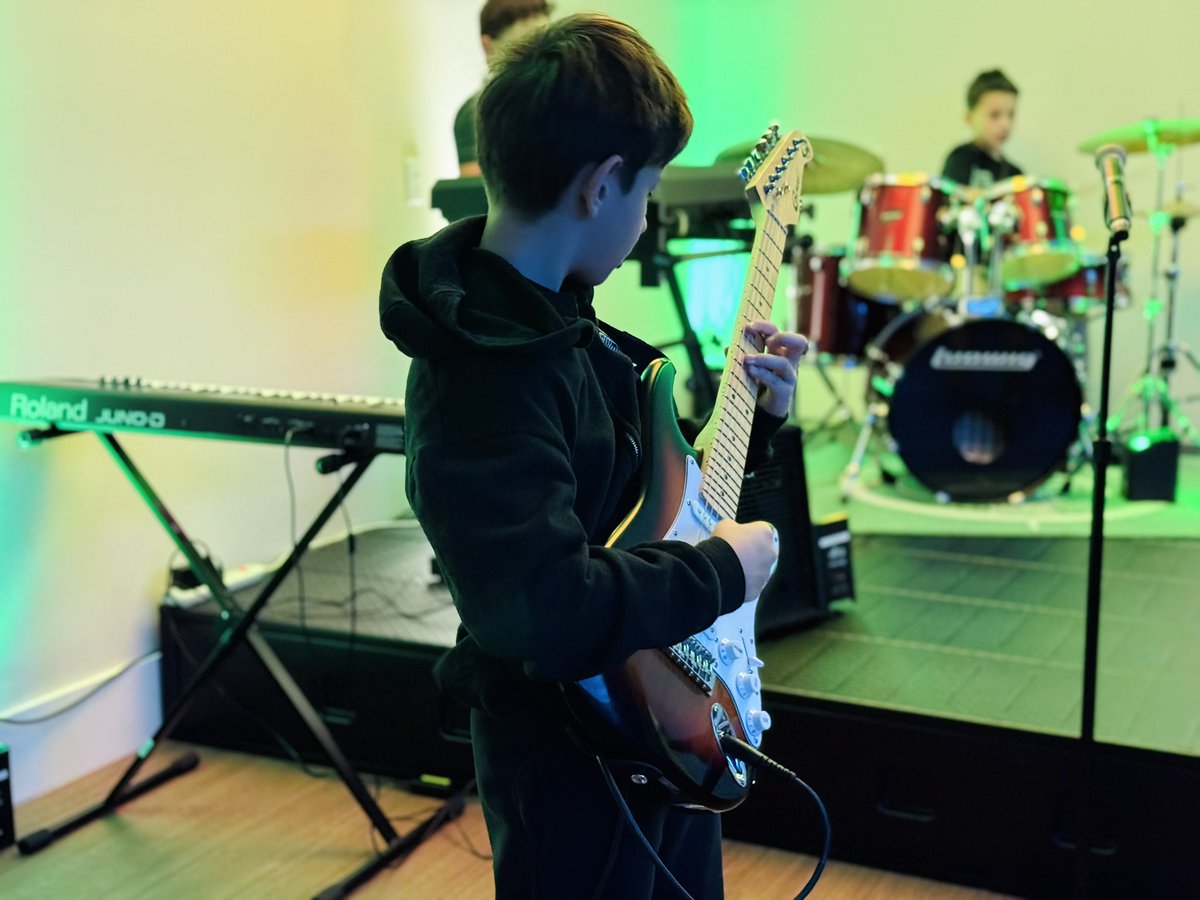 PineCrestArts's tweet image. The Parents’ Association meeting got a jolt of rock ‘n’ roll on Friday! The Lower School rock bands delivered a fantastic set that made the room buzz with energy! Check out some pics of the showstoppers in action.  🎸⚡️🤘🏻 #PCFineArts