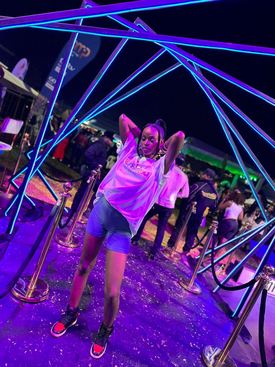 HellenLukoma1's tweet photo. Party o'clock. 🕐 https://t.co/PC7PvtXcft