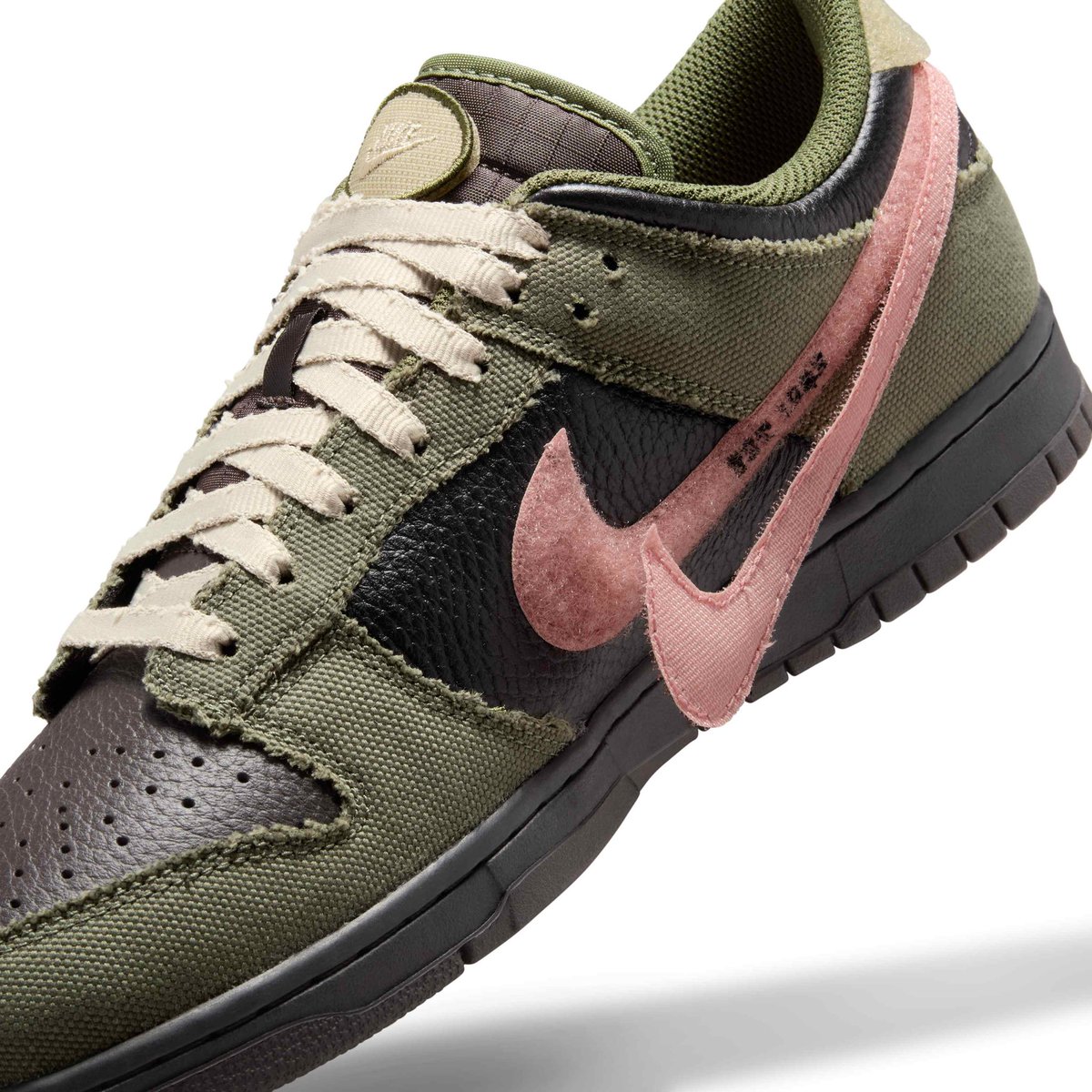 EldenMonitors's tweet photo. Quick reminder from Nike: Dunks Not Dead. https://t.co/R5NfKtRttI