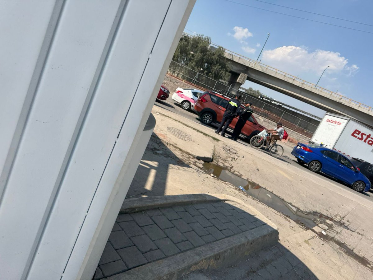 Yosoy8a13's tweet photo. @QuePocaMadre_Mx @VILLALVAZO13 @lopezdoriga @QuePocaMadreMex @AztecaNoticias aquí tenemos a policías de transito de Tultitlàn mordiendo gente y bloqueando la entrada y salida de CFE,ya que les pongan una caseta de cobro para ellos,ojalá y los hagan virales. https://t.co/IAPtvJ2j9K