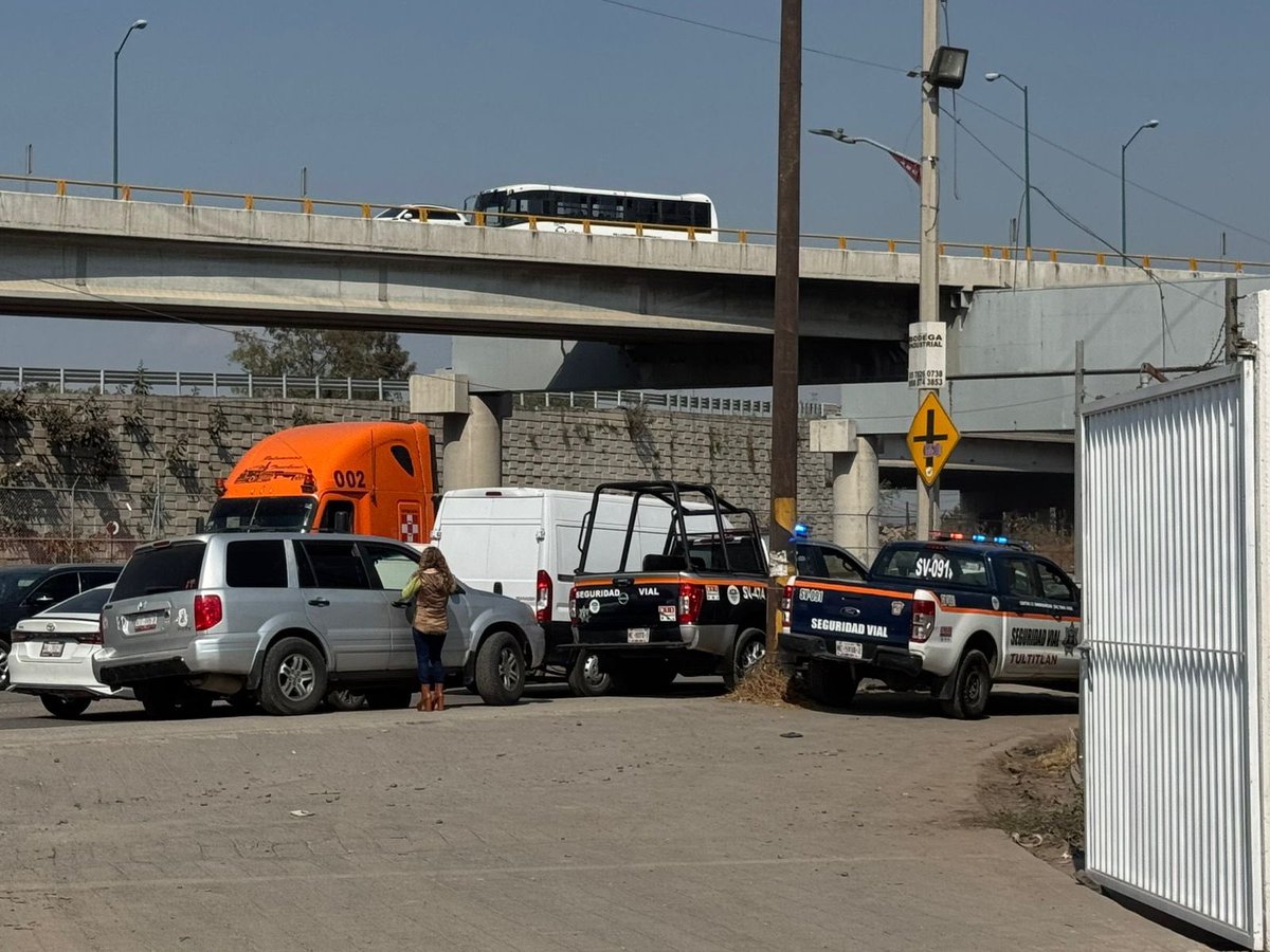 Yosoy8a13's tweet photo. @QuePocaMadre_Mx @VILLALVAZO13 @lopezdoriga @QuePocaMadreMex @AztecaNoticias aquí tenemos a policías de transito de Tultitlàn mordiendo gente y bloqueando la entrada y salida de CFE,ya que les pongan una caseta de cobro para ellos,ojalá y los hagan virales. https://t.co/IAPtvJ2j9K
