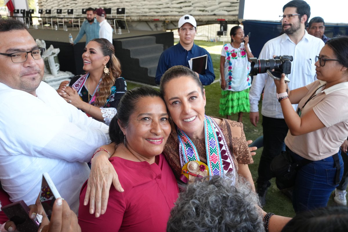 AbelinaLopezR's tweet photo. Agradecemos la invitación y seguimos acompañando a nuestra Presidenta @Claudiashein durante su gira de trabajo por Guerrero. Esta mañana venimos con ella y con nuestra gobernadora @EvelynSalgadoP al municipio hermano de San Luis Acatlán, en la región de la Costa Chica, donde se realiza entrega de fertilizante en apoyo a campesinos de la región. Un gran honor atestiguar el compromiso, solidaridad y humanismo del Gobierno Federal, consolidando la Cuarta Transformación en el sur del país.
