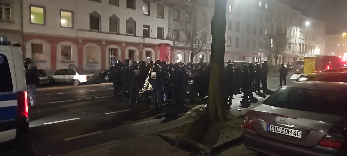 #ac1801 momentan werden von allen Aktivisti die Personalien aufgenommen und dann fotografiert