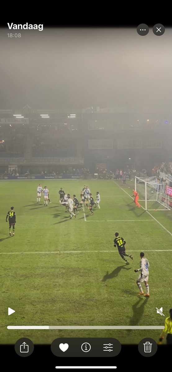 LodewijkDanser's tweet photo. Hoe kan dit buitenspel zijn?! @ESPNnl @PECZwolle @PSV https://t.co/WriDEL6Wbm