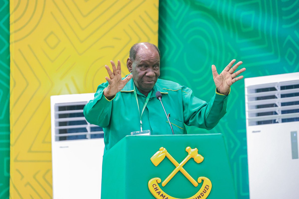 Makamu Mwenyekiti wa CCM Tanzania Bara Ndugu Stephen Wasira, akizungumza wakati akiwashukuru wajumbe wa Mkutano Mkuu Maalum wa Chama Cha Mapinduzi mara baada ya Kuchaguliwa katika nafasi hiyo.

#kaziiendelee