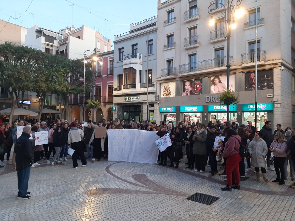 ReCoVa14's tweet photo. ¡Queremos vivir, no sobrevivir! ¡La vocación no justifica la explotación! ¿Dónde está el alcalde, esta tarde? Éstas han sido algunas d las consignas que han resonado en @ajuntamentelx. Sólo había miembros d @PSOE_Elx. Resto de partidos, ausentes. A pesar de todo, no vamos a parar https://t.co/EyY8e6UAfG