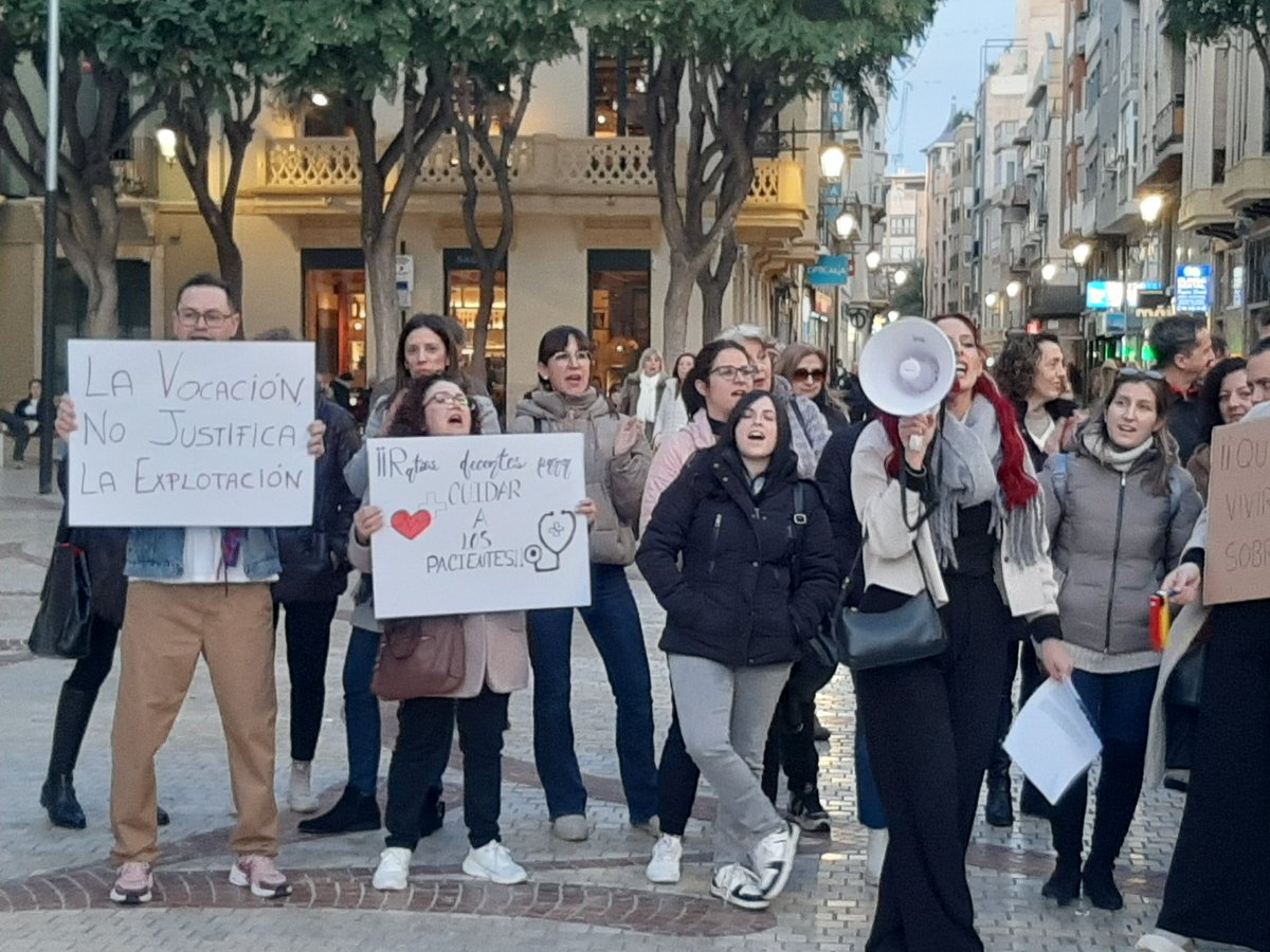 ReCoVa14's tweet photo. ¡Queremos vivir, no sobrevivir! ¡La vocación no justifica la explotación! ¿Dónde está el alcalde, esta tarde? Éstas han sido algunas d las consignas que han resonado en @ajuntamentelx. Sólo había miembros d @PSOE_Elx. Resto de partidos, ausentes. A pesar de todo, no vamos a parar https://t.co/EyY8e6UAfG