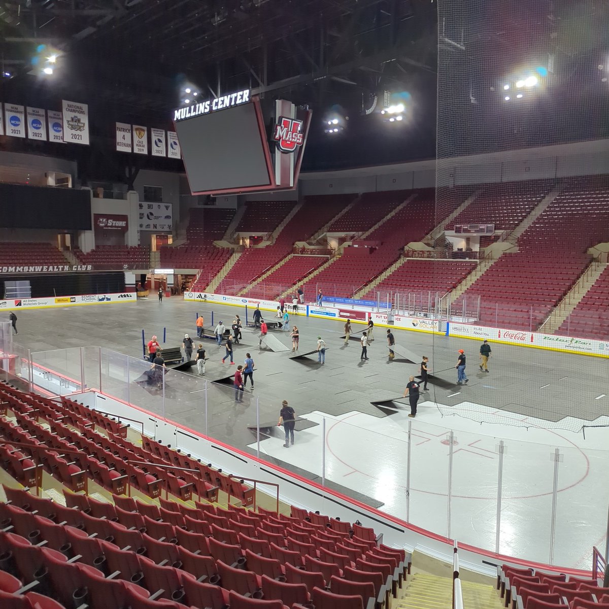 Mullins Center๐ต๐๐ (@mullinscenter) on Twitter photo Right on schedule for tonight's <a href="/UMassHockey/">UMass Hockey</a> 7pm puck drop. Nice work ops crew! ๐๐ช Right on schedule for tonight's <a href="/UMassHockey/">UMass Hockey</a> 7pm puck drop. Nice work ops crew! ๐๐ช