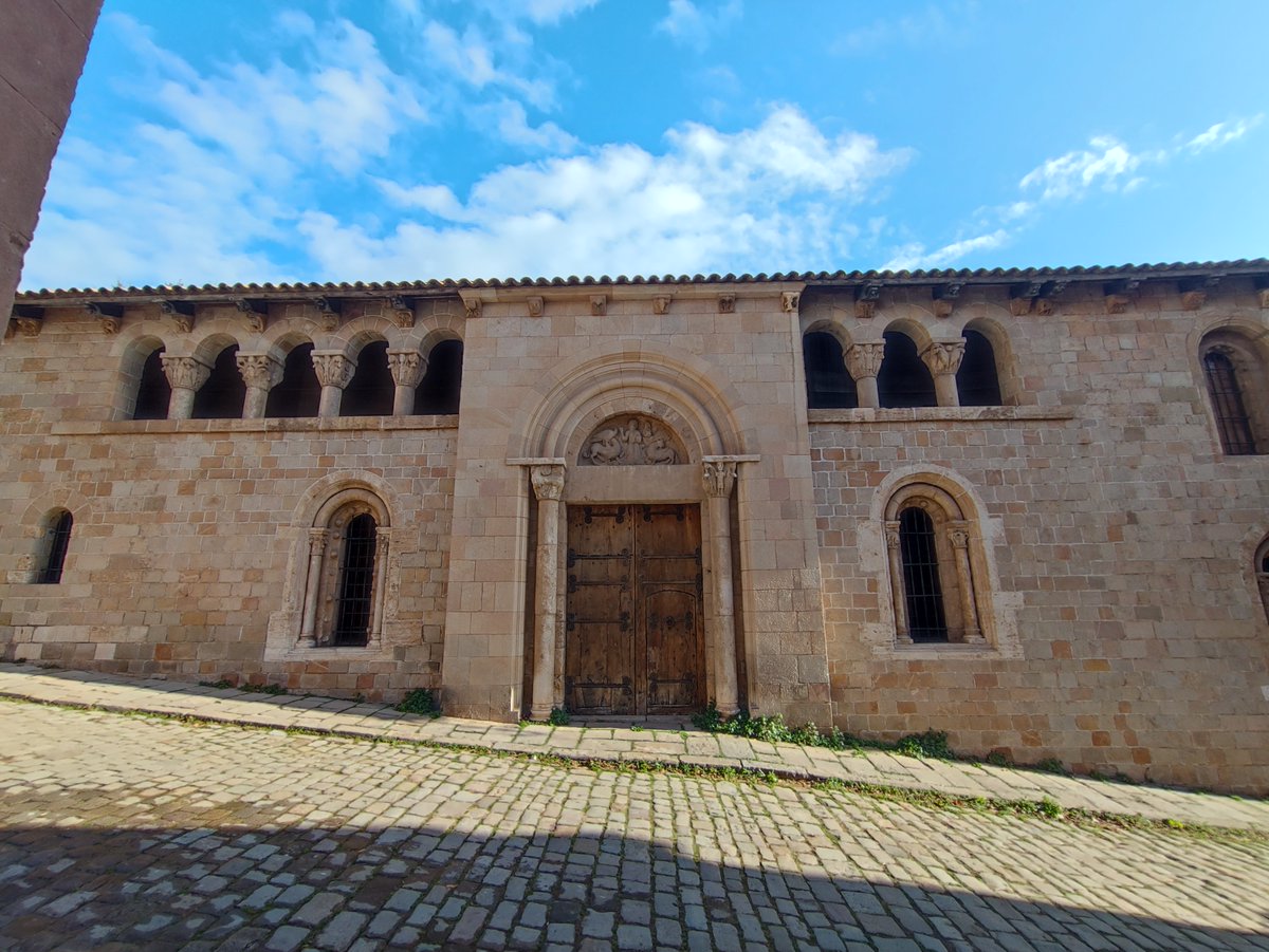Sabies que al barri de Pedralbes hi ha un tros (romànic) de Besalú? 

T'ho explico!

FIL🧵👇
