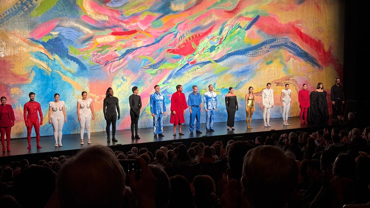 Calderoncomplot's tweet photo. Acaba de estrenar la @ComediaNacional en España con EL PUBLICO en el gran @teatrelliure y con la dirección de Marta Pazos. https://t.co/7ohEG7NW3V