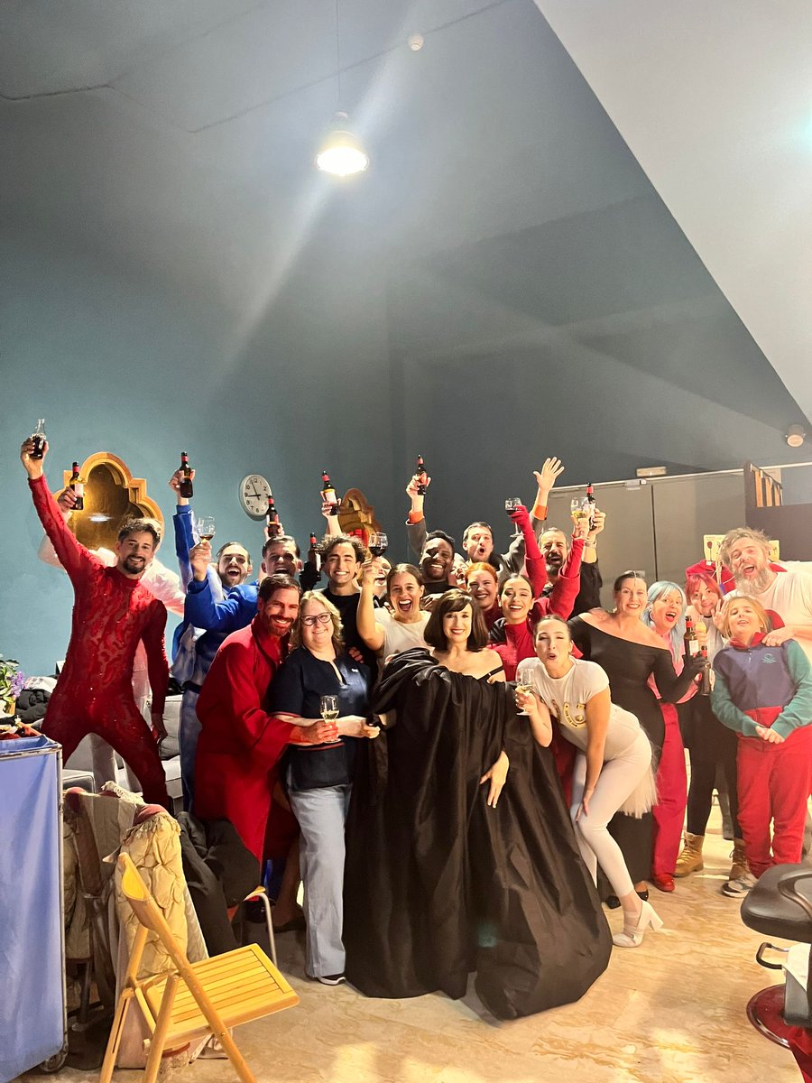 Calderoncomplot's tweet photo. Acaba de estrenar la @ComediaNacional en España con EL PUBLICO en el gran @teatrelliure y con la dirección de Marta Pazos. https://t.co/7ohEG7NW3V