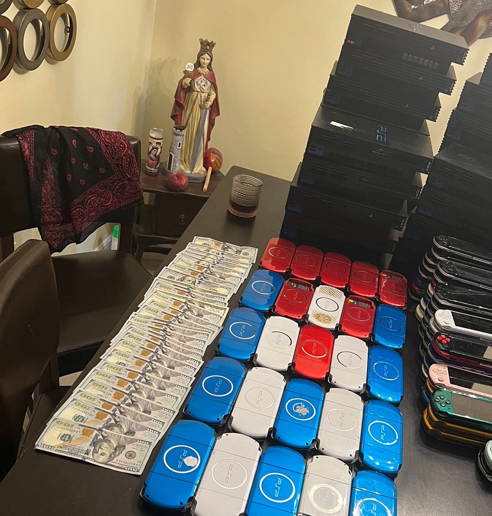 S0NYMONTANA's tweet image. HUNNIT PACK IN I DO THIS SHIT 4 MY PPL 
REAL S0NY MONTANA🇨🇺

MODDED PSP $130 SHIPPED 
ANY PSP / PS1 / GBA GAMES YOU WANT ON IT