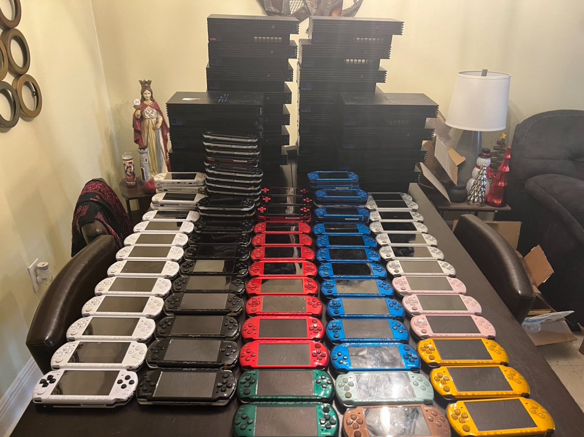 S0NYMONTANA's tweet image. HUNNIT PACK IN I DO THIS SHIT 4 MY PPL 
REAL S0NY MONTANA🇨🇺

MODDED PSP $130 SHIPPED 
ANY PSP / PS1 / GBA GAMES YOU WANT ON IT