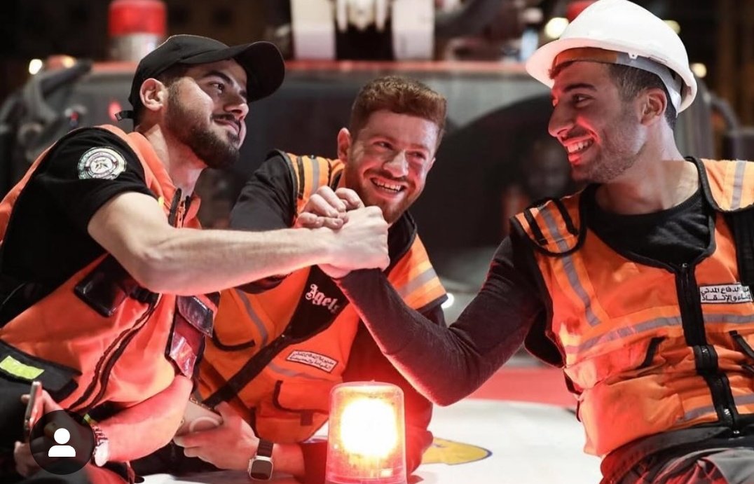 صورة لفرحة أبطال الدفاع المدني المجهولين قُبيل ساعات بسيطة من تنفيذ وقف إطلاق النار.

أبطالنا المجهولين ❤️..