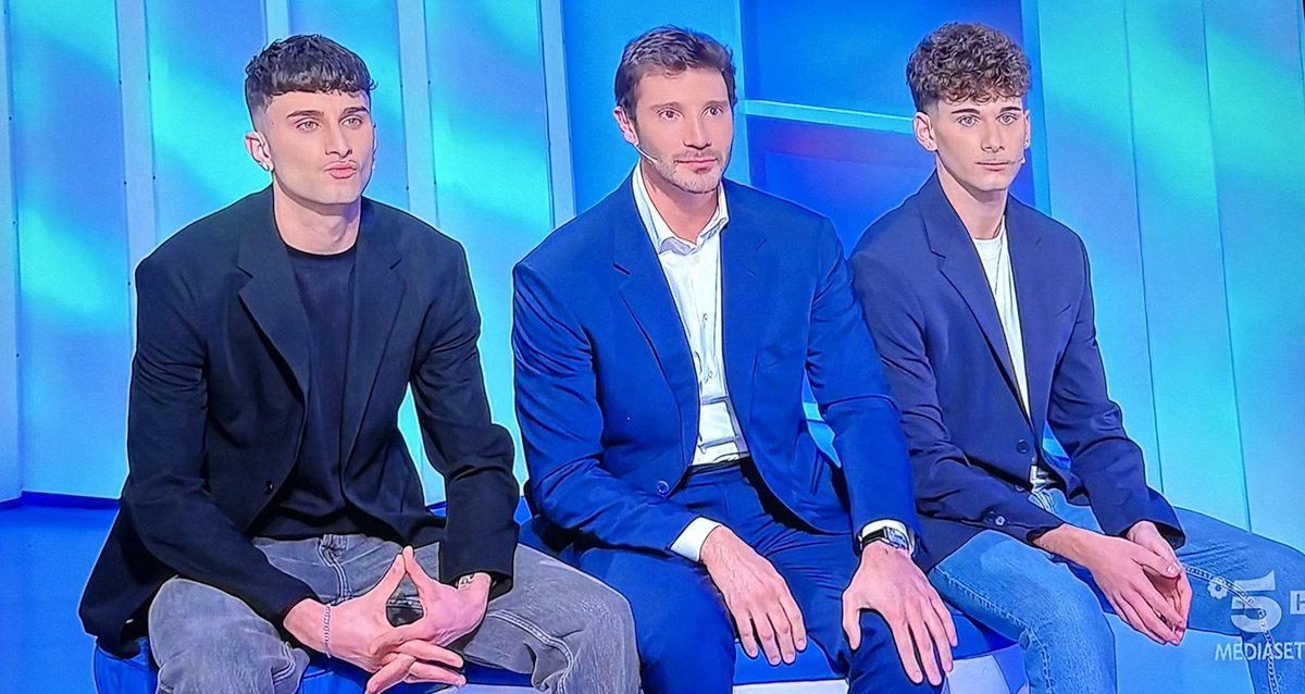 bvrercyy's tweet photo. Il trio delle meraviglie posso dire 

 #cepostaperte https://t.co/togSlxOX1R