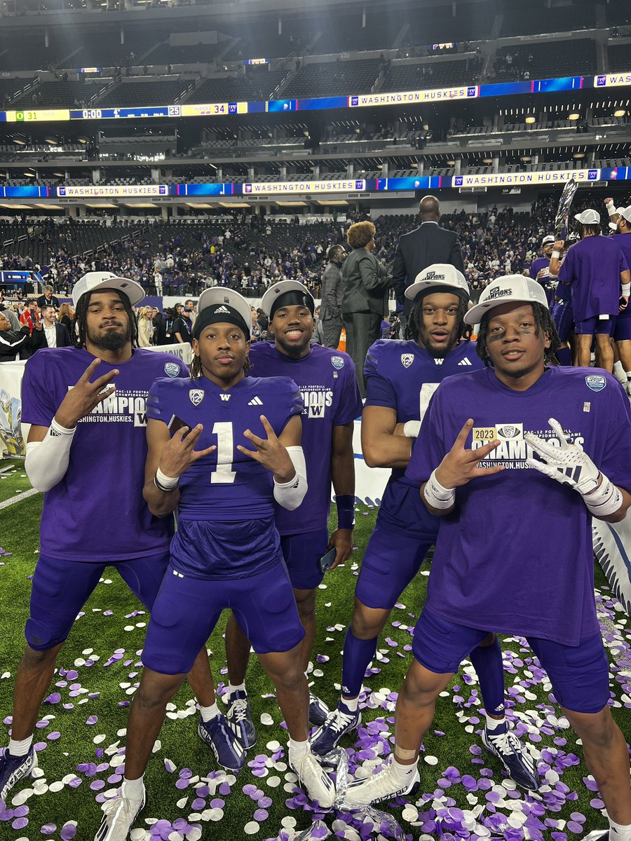 thed0cta44's tweet photo. Thank you UW. I love y’all forever💜 https://t.co/IhwiZUVKA6