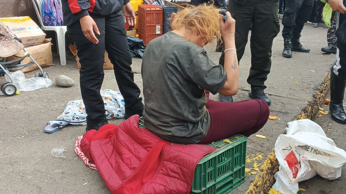 Víctima inocente. Un bebé de pocos días de nacido fue dejado por una mujer muerto y con heridas de cuchillo en la feria libre El Arenal de #Cuenca. La sospechosa vive en la calle y fue detenida. También sufre de drogadicción. #Azuay