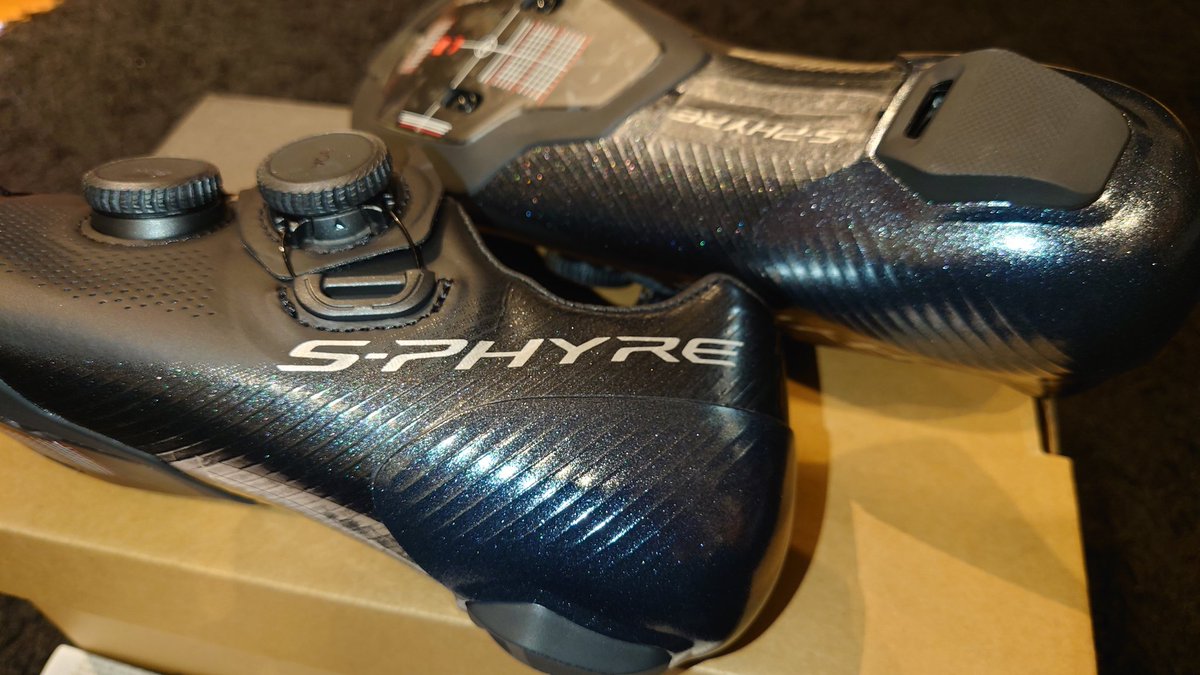 KUROKUR69311760's tweet photo. #RC9 #RC903 #Shimano #エスファイア903 #wide
前に使ってたS-PHYRE902が足に合わなくて痛かったので😫S-PHYRE SH-RC903のWIDEに変えました4世代に進化した新型S-PHYRE🚵♀今度はブラック!渋くてラメが入ってて超カッコイイ😻
ゆるポタに向けば良いな🚵♀ https://t.co/NidMaIMwRN