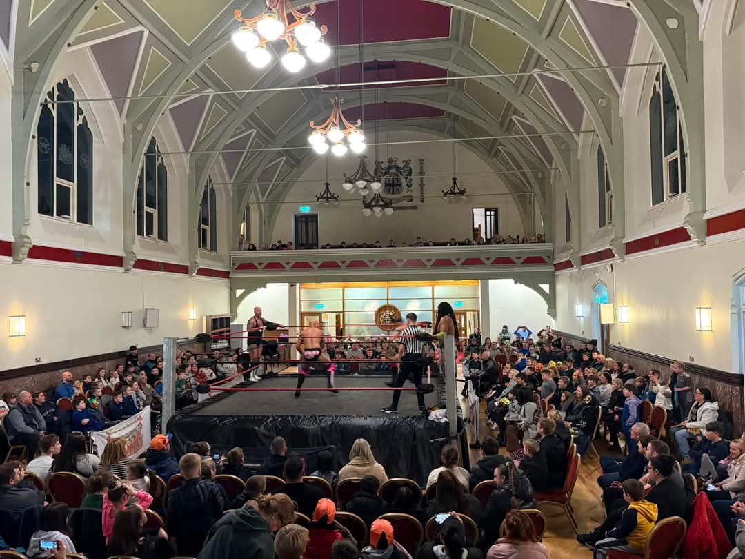 WesleyNsereko's tweet photo. 🤼 𝐒𝐔𝐏𝐄𝐑 𝐒𝐓. 𝐇𝐄𝐋𝐄𝐍𝐒! 🤼
A SOLDOUT, LOUD at St Helens Town Hall!
Megaslam 2025 Live and Loaded Tour is on fire right now! 🔥
Thank You St Helens 🔥
#Megaslam #Gladiators #StHelens #prowrestling https://t.co/l2vMAKjZBh