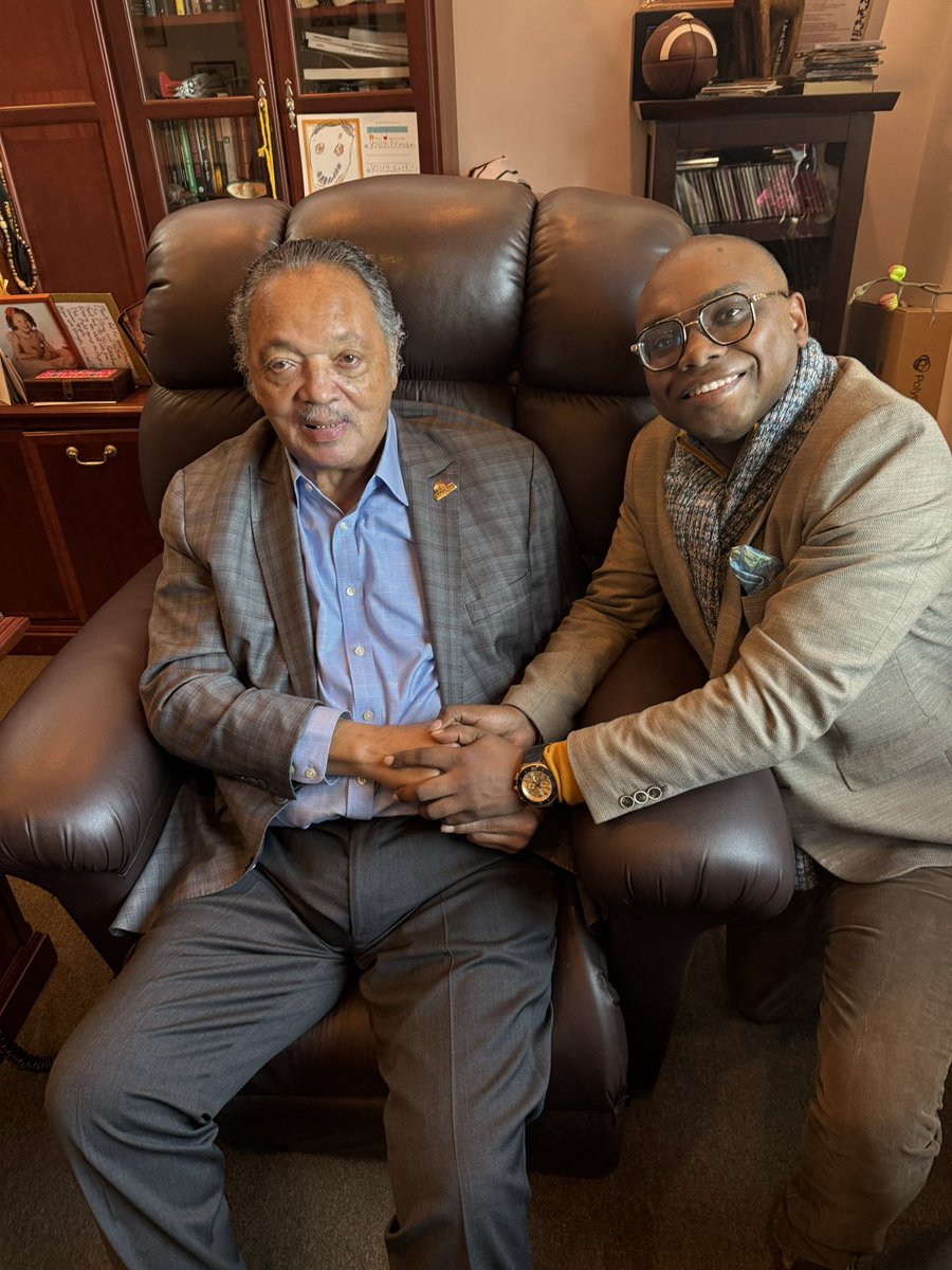Se asegura que las redadas para deportar personas, iniciaran el martes 21 en Chicago, hoy visite al gran <a href="/RevJJackson/">Rev Jesse Jackson Sr</a>, gran amigo de Colombia y fuente de inspiracion, su consejo: caminar al lado de la gente, cuidar y proteger a los nuestros, ningún ser humano es ilegal.