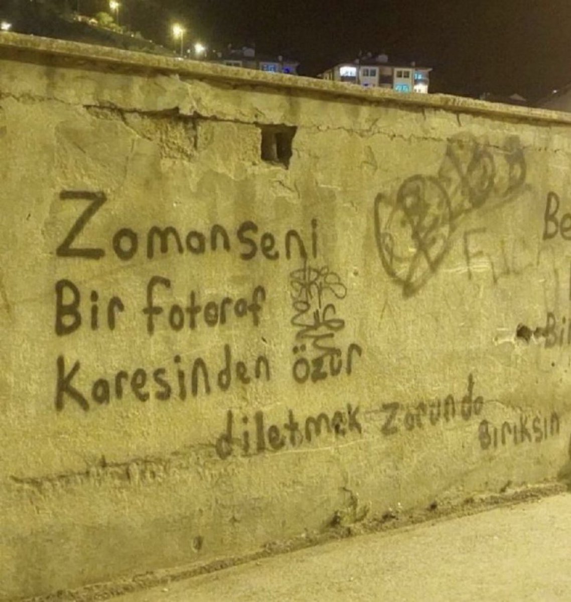 Zaman seni bir fotoğraf karesinden özür diletmek zorunda bıraksın