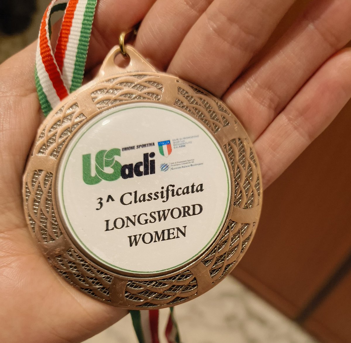 Lilah_mir's tweet image. For being my first longsword competition it didn't go bad although I feel that I am not satisfied, I fought badly, my sword is not good for me and I felt really unconfortable with the protections. But I will come back stronger than now. #longsword #HEMA #historicalfencing ⚔️