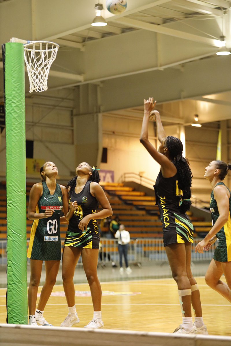 NetballJamaica's tweet photo. Halftime hustle! Jamaica U21 trails South Africa U21 : 21-29. Plenty of game left to playβletβs bring the fire in the second half! π₯ππ
#SunshineGirls #StayFocused #NetballAction #NetballJamaica https://t.co/Fvq5bgSxsV