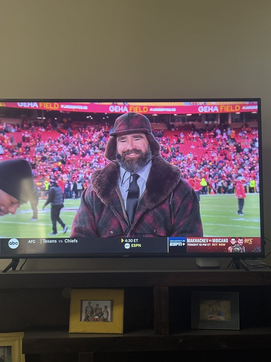 jcar340's tweet photo. @JasonKelce it’s a solid look! Better to be warm! https://t.co/7WWwgx4lSY