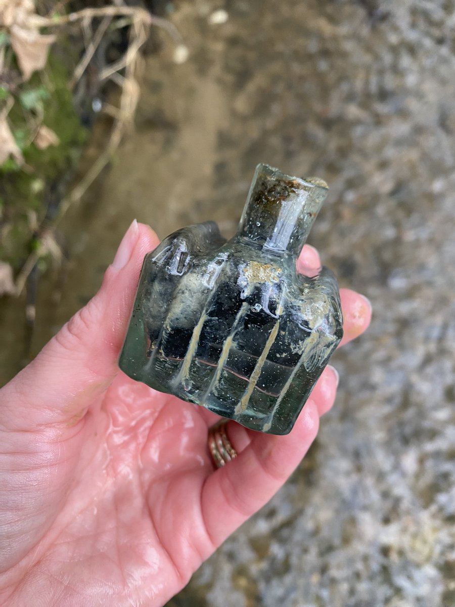 BMudlark's tweet photo. My first brook look of 2025! A lovely little ink bottle with a burst top- 2 little pen rests along the side too. This so from around 1890. #brooklook #inkbottle #glassbottle #oldbottles #oldbottle #barnwellmudlark #mudlarkfinds #mudlark https://t.co/Nfllc08VgO