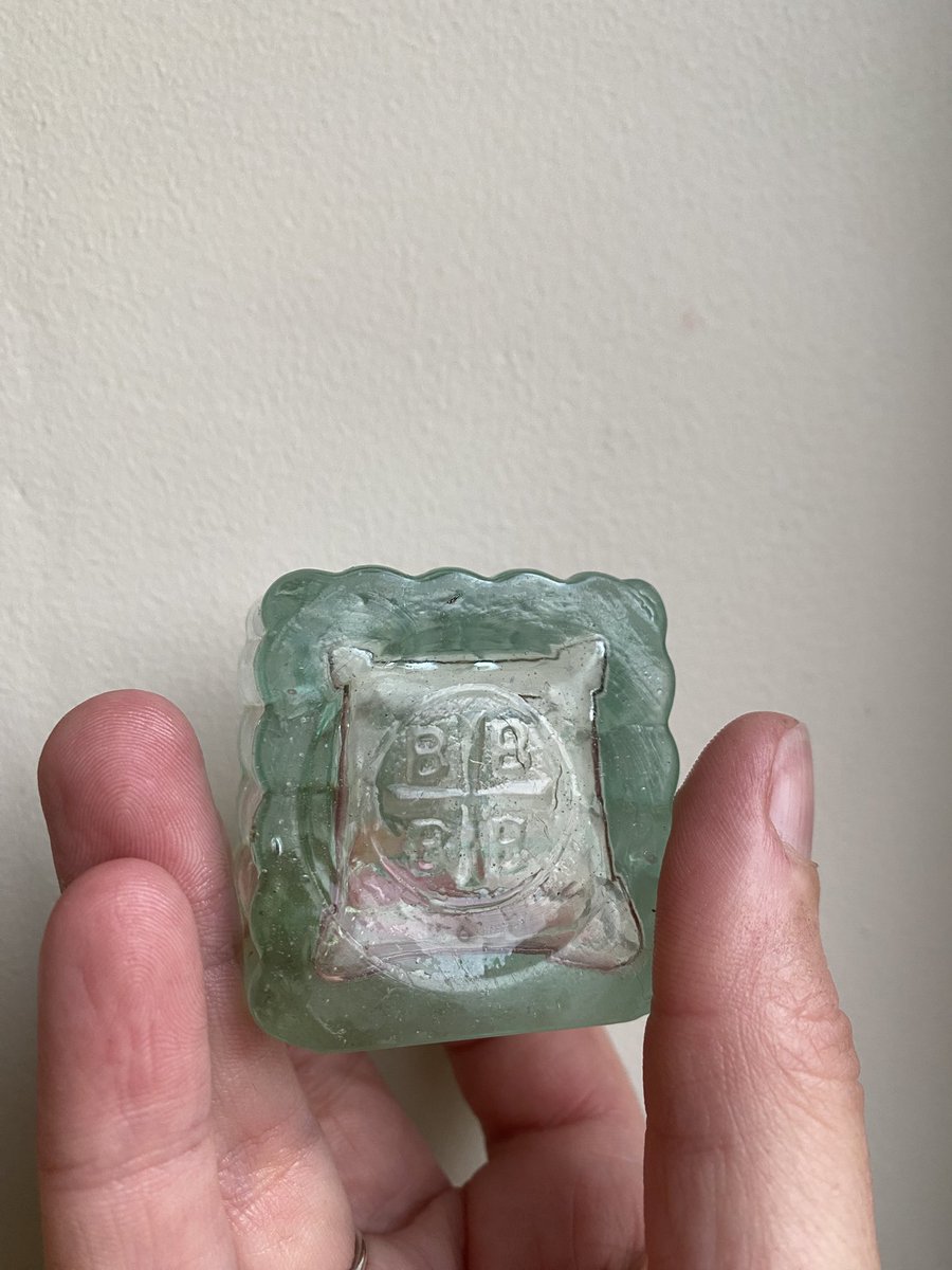 BMudlark's tweet photo. My first brook look of 2025! A lovely little ink bottle with a burst top- 2 little pen rests along the side too. This so from around 1890. #brooklook #inkbottle #glassbottle #oldbottles #oldbottle #barnwellmudlark #mudlarkfinds #mudlark https://t.co/Nfllc08VgO