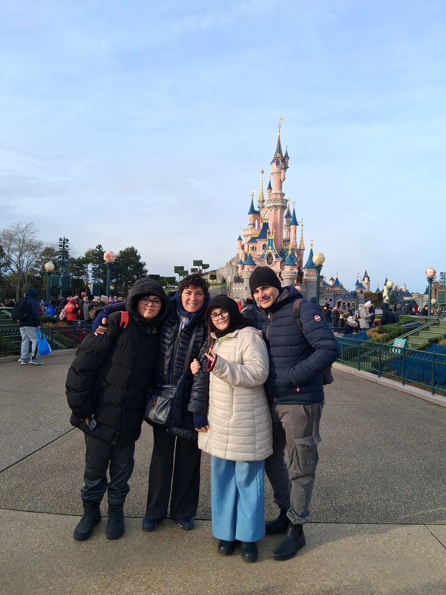 marika_marone's tweet photo. #Parigi #paris #eurodisneland #capodannoaparigi #2025 #conibuonipropositi https://t.co/xRBQq0v2lU