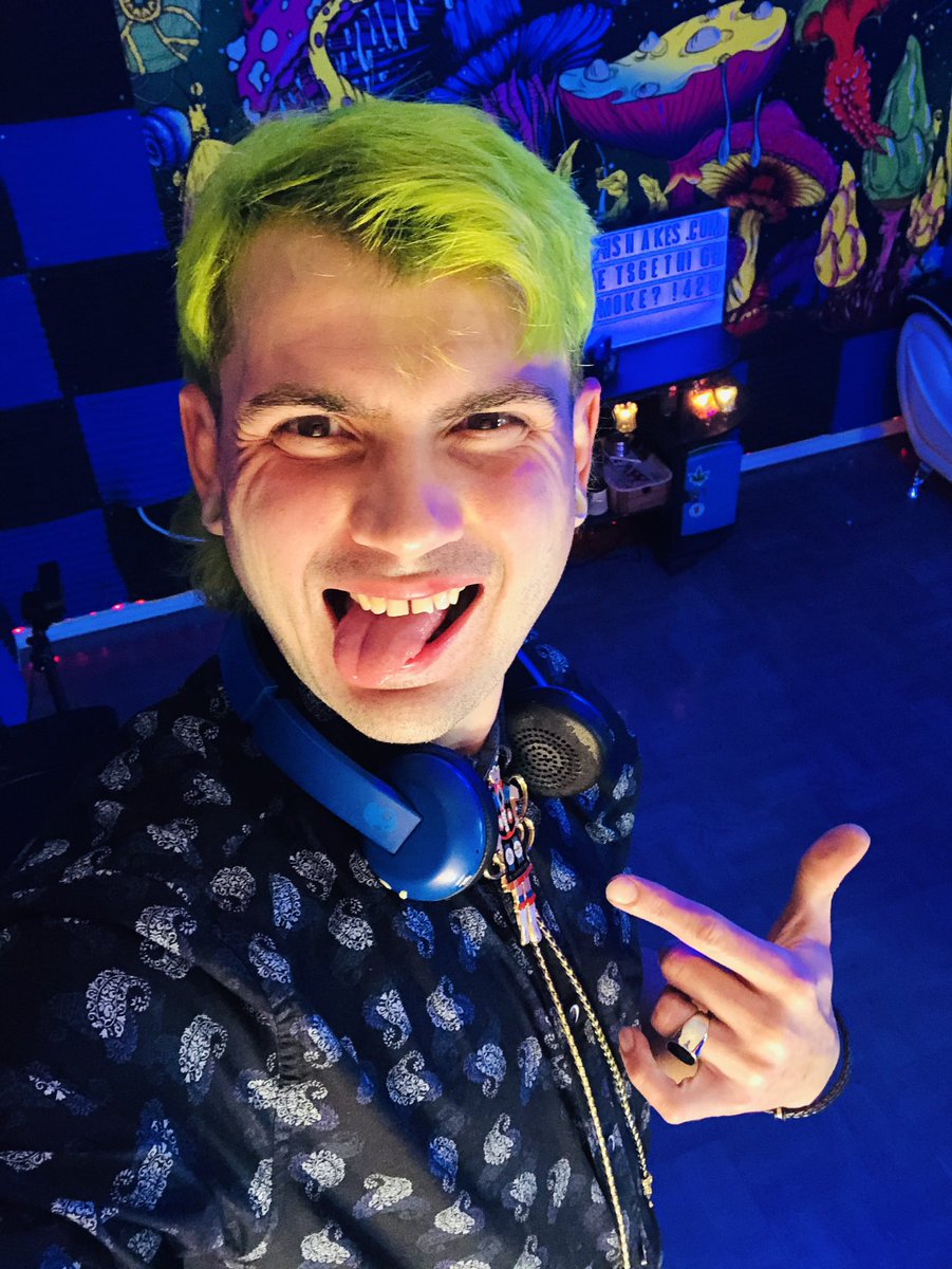 LIVE ON TWITCH FRIST STREAM OF THE YEAR! LET'S PARTY! 🎉🎉

feat GREENALCHEMY &amp; <a href="/ALMALmusic/">AL MAL aka AdotWAKE</a> 

twitch.tv/gameswithsnakes