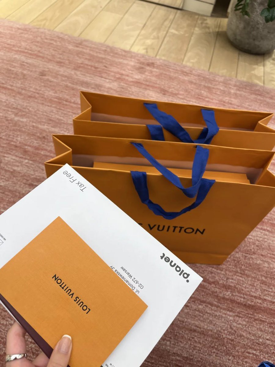 lelaaas's tweet image. Because the best things in life are always branded. 😉✨ #BrandObsession #ShopWithStyle